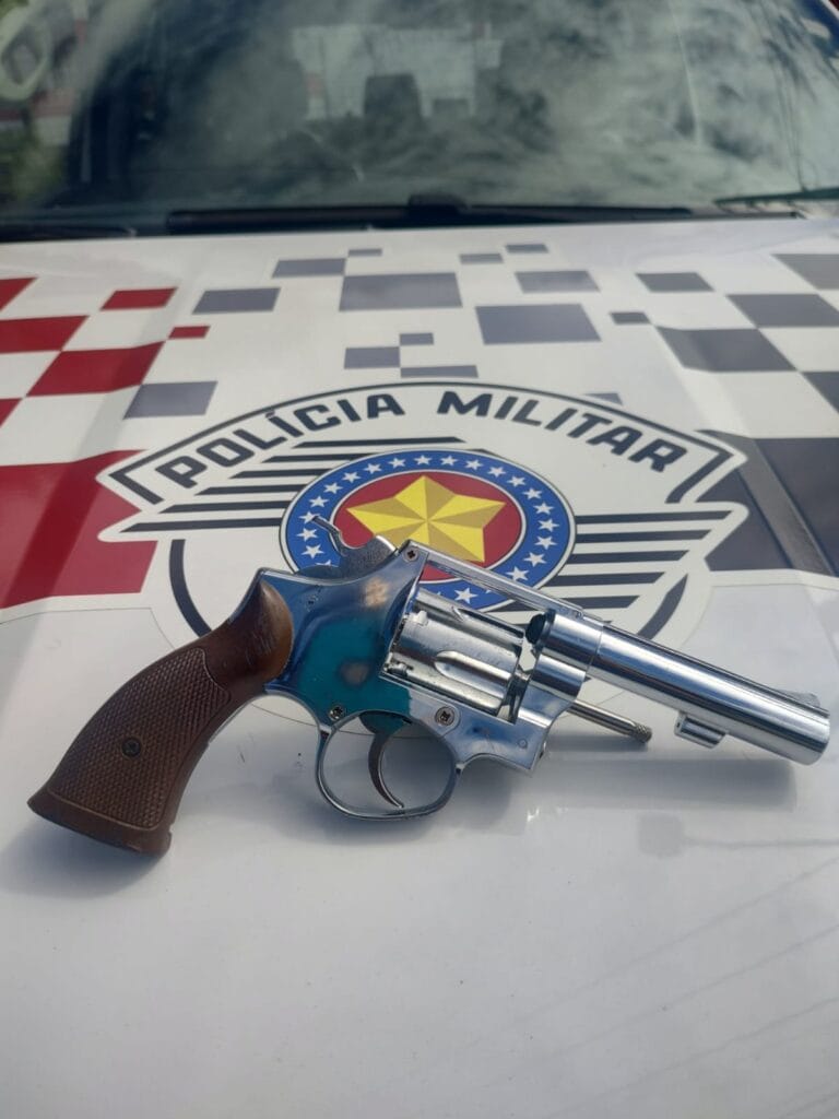 POLÍCIA MILITAR RECUPERA MOTO ROUBADA E APREENDE ADOLESCENTE POR ATO INFRACIONAL DE ROUBO EM SUZANO* Na manhã de hoje, 19 de abril, a Polícia Militar realizou uma operação bem-sucedida em Suzano, resultando na apreensão de um adolescente acusado de roubar uma motocicleta na cidade vizinha de Itaquaquecetuba. A ação foi conduzida pelo Trigésimo Segundo Batalhão de Polícia Militar Metropolitano, após receber denúncia sobre uma motocicleta Honda/CG Fan com queixa de roubo, estacionada na Rua Manoel Honorato dos Santos, no bairro Jardim Revista. Durante as diligências, uma equipe policial avistou dois indivíduos portando capacetes na Rua Bandeirantes. Após busca pessoal, foi encontrada uma chave de motocicleta com um dos suspeitos, um adolescente de 17 anos. Posteriormente, ao verificar a motocicleta, um policial conseguiu ligá-la com a chave encontrada em posse do jovem, confirmando a ligação entre os abordados e o veículo roubado. O adolescente confessou a autoria do roubo e indicou o local onde havia escondido a arma utilizada, um simulacro de revólver, encontrado sob uma pedra em uma praça do bairro. Apesar da identificação da arma pelo proprietário da moto, os suspeitos não foram reconhecidos pela vítima, que relatou que ambos estavam usando capacetes durante o crime. O adolescente foi encaminhado à vara da infância e juventude, enquanto o homem que o acompanhava foi ouvido como investigado pelo mesmo crime. Além disso, foram apreendidos aparelhos de telefones celulares, os capacetes, o simulacro de revólver e uma quantia em dinheiro no valor de R$ 65,00. Esta ação demonstra o comprometimento da Polícia Militar em combater o crime e garantir a segurança da população. Por [Nome do Repórter] Suzano, 19 de abril de 2024.