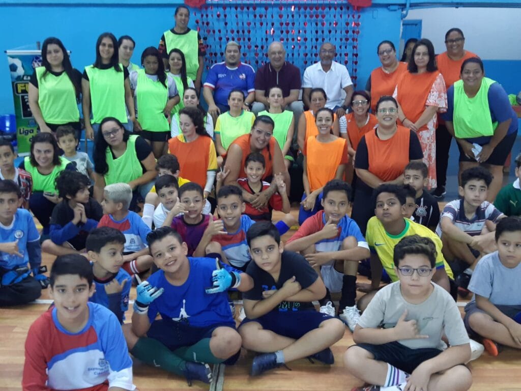 Cerca de 85 alunos e 70 mães participaram do "Futsal das Mães