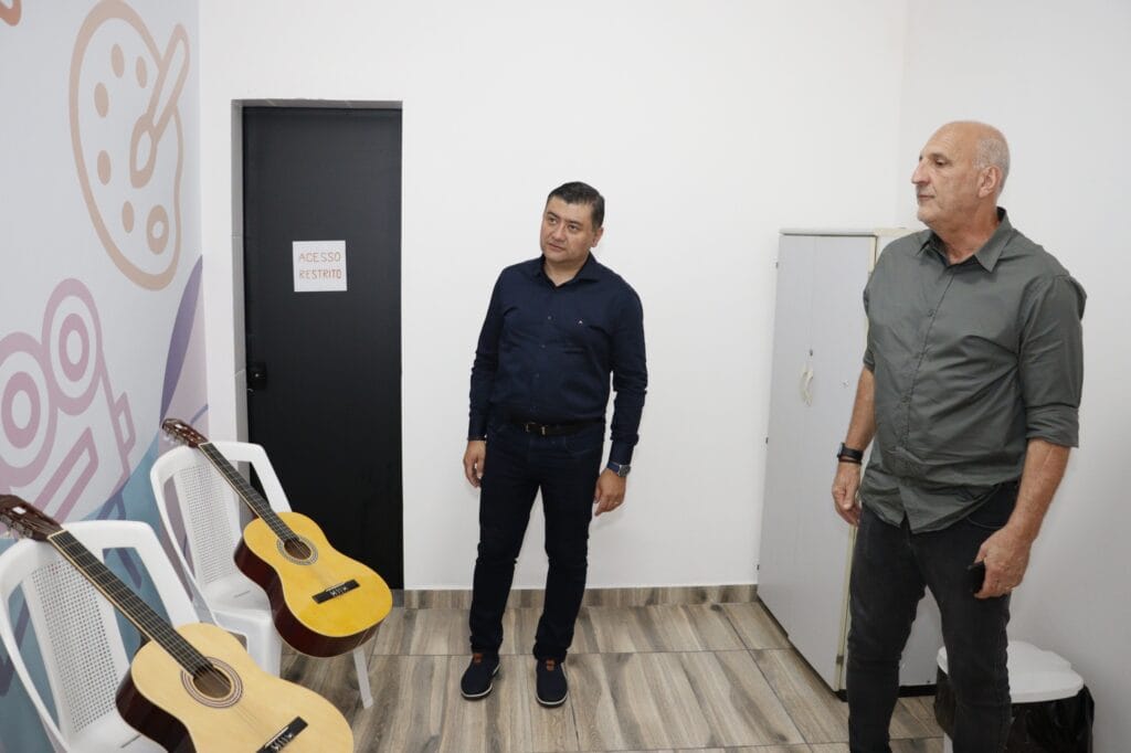 Prefeito Rodrigo Ashiuchi conhece nova Casa de Cultura de Palmeiras