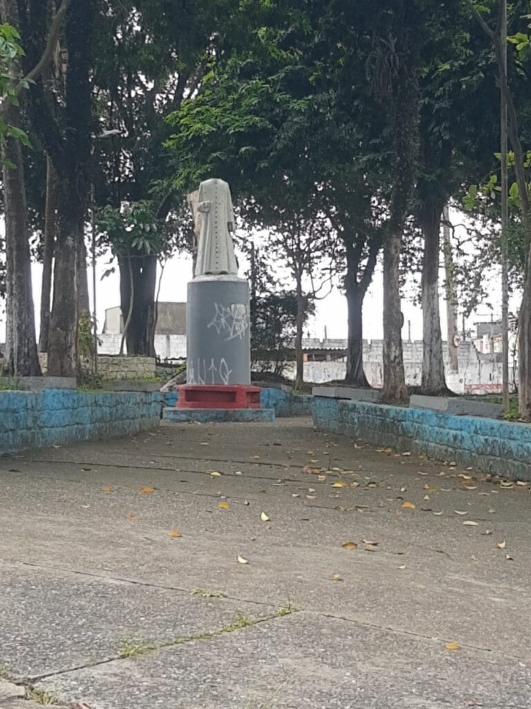 Estátua de Padre Cícero é vandalizada em Suzano e segue sem reparo