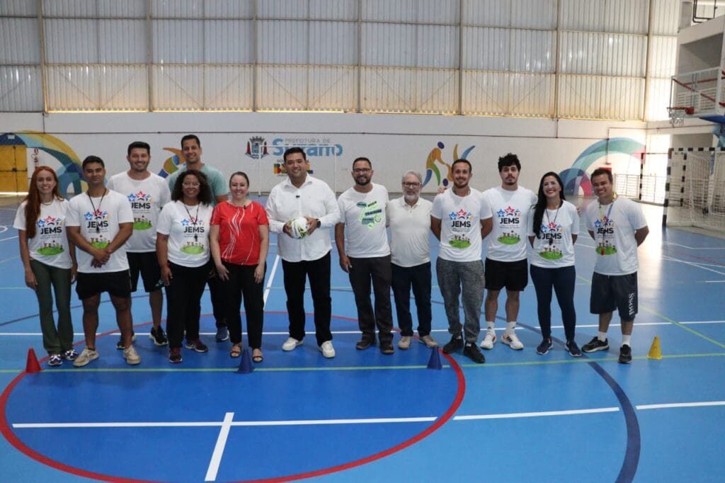 Prefeito acompanha início das disputas de futsal nos Jogos Escolares de Suzano