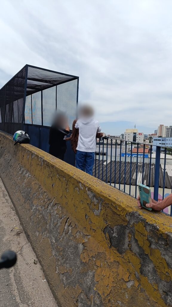 Amor ao próximo faz a diferença: populares convencem homem a desistir de se lançar do Viaduto Leon Feffer em Suzano