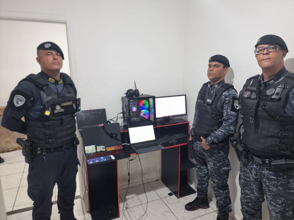 GCM de Itaquaquecetuba prende trio por estelionato e associação criminosa em apartamento usado para golpes
