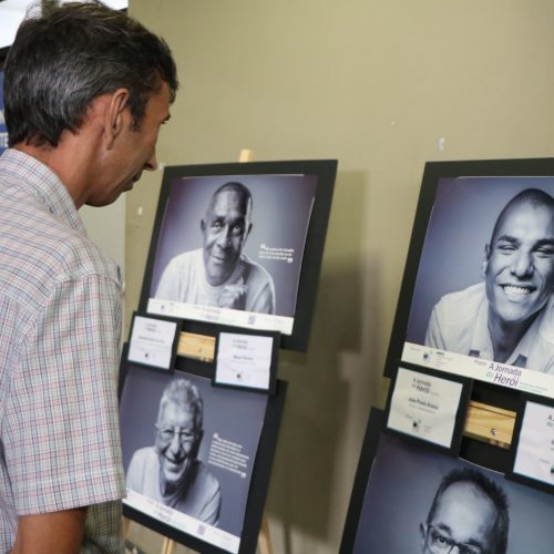 💙 Exposição ‘Jornada do Herói’ no Paço Municipal inspira homens na luta contra o câncer de próstata